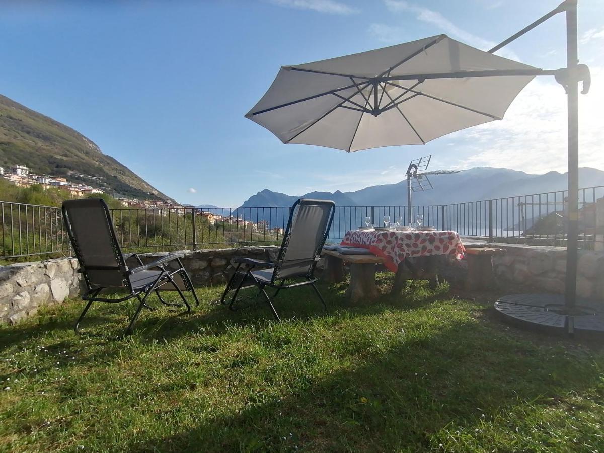 Apartamento Casa Sasso Tavernola Bergamasca Exterior foto